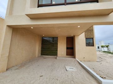 Casa con rooftop, alberca, a pasos del mar, en venta San Benito pre-construccion