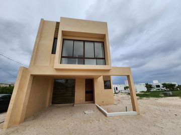 Casa con rooftop, alberca, a pasos del mar, en venta San Benito pre-construccion