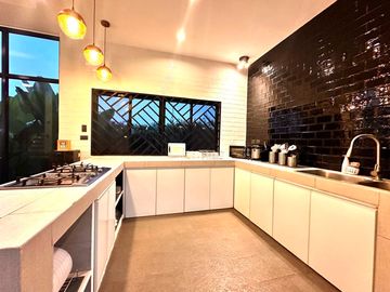 STUNNING INCOME GENERATING HOUSE FOR SALE IN AMADEO TAGAYTAY