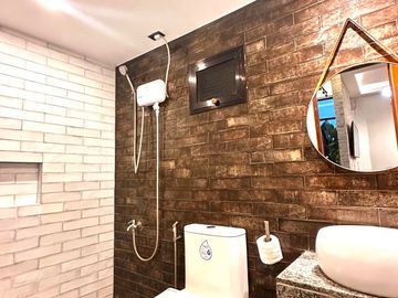 STUNNING INCOME GENERATING HOUSE FOR SALE IN AMADEO TAGAYTAY