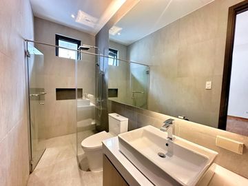FOR SALE STUNNING BRAND NEW HOUSE FOR SALE IN BF HOMES