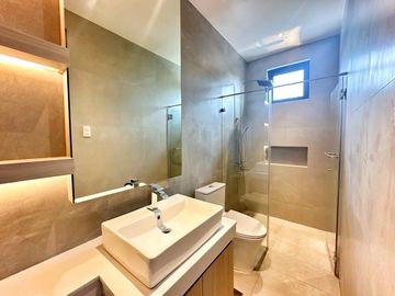 FOR SALE STUNNING BRAND NEW HOUSE FOR SALE IN BF HOMES