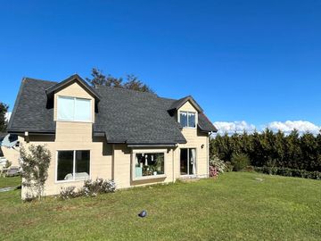 Se vende hermosa casa en sector Cabo Blanco,1230 mts2 aprox. Rol .