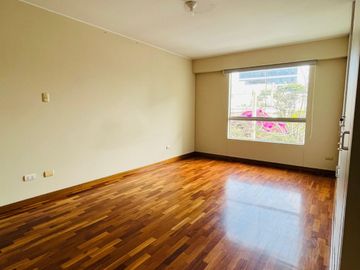 SUPER BIEN UBICADO DEPARTAMENTO EN MIRAFLORES POR LA HUACA PUCLLANA
