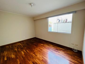 SUPER BIEN UBICADO DEPARTAMENTO EN MIRAFLORES POR LA HUACA PUCLLANA