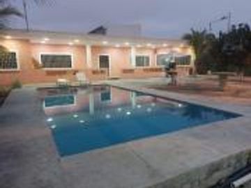 HERMOSA VILLA ESQUINERA  CON PISCINA, , DE 4 DORMITORIOS A 400 METROS DEL  MAR