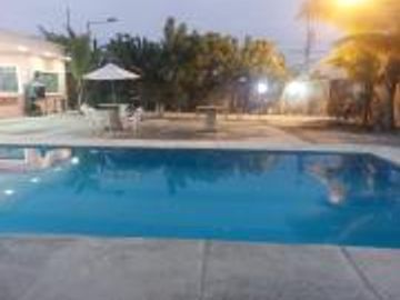 HERMOSA VILLA ESQUINERA  CON PISCINA, , DE 4 DORMITORIOS A 400 METROS DEL  MAR
