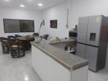 HERMOSA VILLA ESQUINERA  CON PISCINA, , DE 4 DORMITORIOS A 400 METROS DEL  MAR