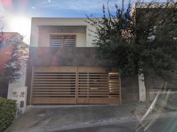 Vende Amplia casa y super Equipada en zona Cumbres, privada Lomas Quetzales
