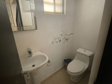 Vende Amplia casa y super Equipada en zona Cumbres, privada Lomas Quetzales