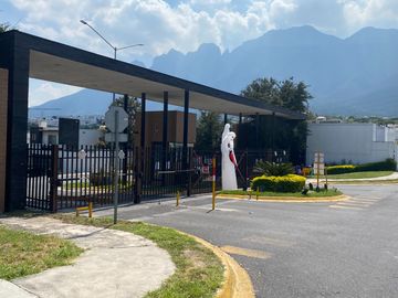 Vende Amplia casa y super Equipada en zona Cumbres, privada Lomas Quetzales
