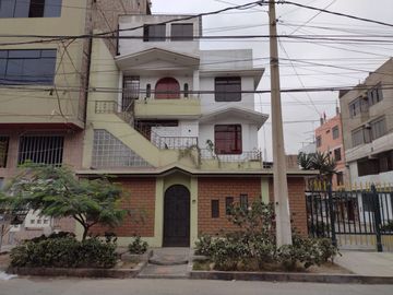 Venta De Casa De 166 Mt2 En El Distrito De Los Olivos