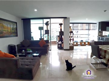 Apartamento de 3 alcobas con baño y alcoba de servicio en venta. Medellín - El Poblado
