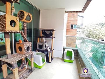 Apartamento de 3 alcobas con baño y alcoba de servicio en venta. Medellín - El Poblado