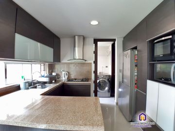 Apartamento de 3 alcobas con baño y alcoba de servicio en venta. Medellín - El Poblado