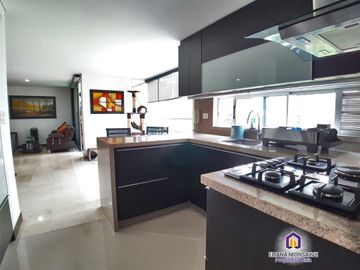 Apartamento de 3 alcobas con baño y alcoba de servicio en venta. Medellín - El Poblado