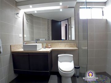 Apartamento de 3 alcobas con baño y alcoba de servicio en venta. Medellín - El Poblado