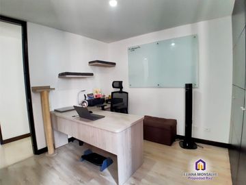 Apartamento de 3 alcobas con baño y alcoba de servicio en venta. Medellín - El Poblado