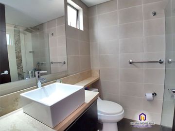 Apartamento de 3 alcobas con baño y alcoba de servicio en venta. Medellín - El Poblado
