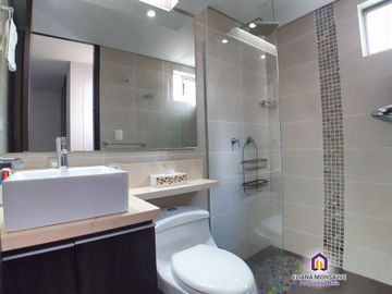 Apartamento de 3 alcobas con baño y alcoba de servicio en venta. Medellín - El Poblado