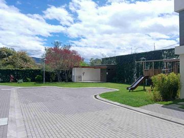 CASA DE VENTA EN TUMBACO