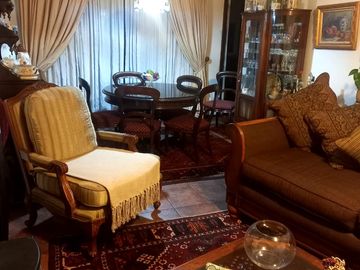 Se vende casa en comuna de La Reina en pasaje cerrado a pasos del registro civil y hospital militar.