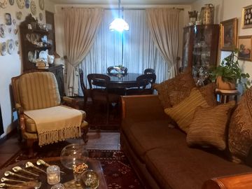 Se vende casa en comuna de La Reina en pasaje cerrado a pasos del registro civil y hospital militar.
