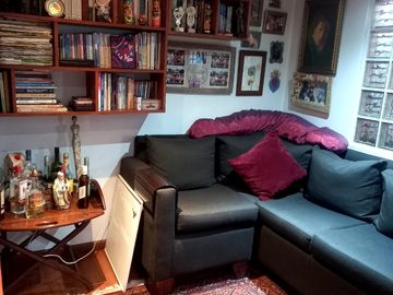 Se vende casa en comuna de La Reina en pasaje cerrado a pasos del registro civil y hospital militar.