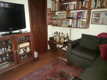Se vende casa en comuna de La Reina en pasaje cerrado a pasos del registro civil y hospital militar.