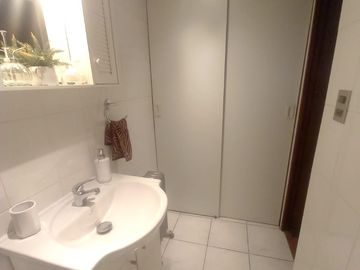 Se vende casa en comuna de La Reina en pasaje cerrado a pasos del registro civil y hospital militar.