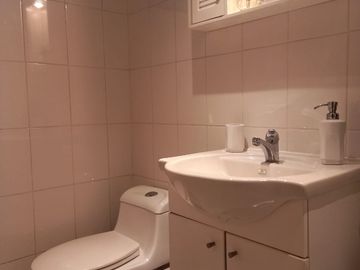 Se vende casa en comuna de La Reina en pasaje cerrado a pasos del registro civil y hospital militar.