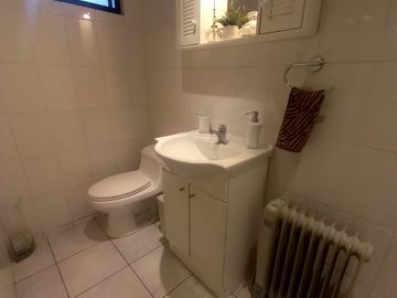 Se vende casa en comuna de La Reina en pasaje cerrado a pasos del registro civil y hospital militar.