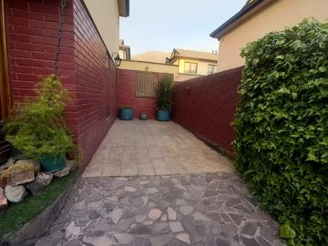 Se vende casa en comuna de La Reina en pasaje cerrado a pasos del registro civil y hospital militar.