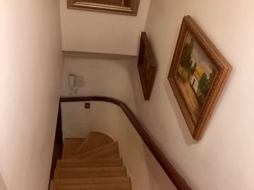 Se vende casa en comuna de La Reina en pasaje cerrado a pasos del registro civil y hospital militar.