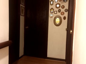 Se vende casa en comuna de La Reina en pasaje cerrado a pasos del registro civil y hospital militar.