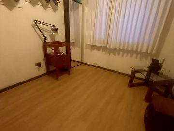 Se vende casa en comuna de La Reina en pasaje cerrado a pasos del registro civil y hospital militar.