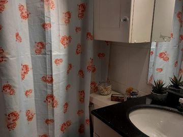 Se vende casa en comuna de La Reina en pasaje cerrado a pasos del registro civil y hospital militar.