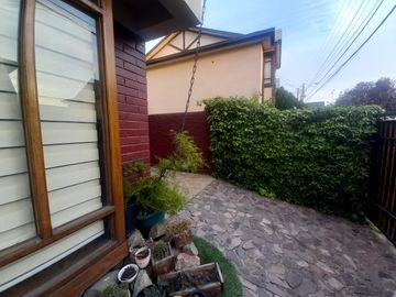 Se vende casa en comuna de La Reina en pasaje cerrado a pasos del registro civil y hospital militar.