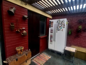 Se vende casa en comuna de La Reina en pasaje cerrado a pasos del registro civil y hospital militar.