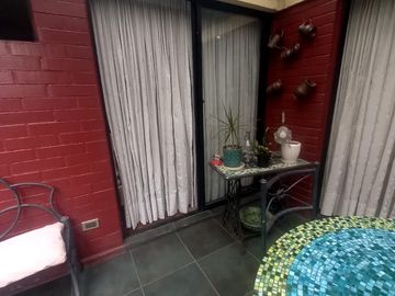 Se vende casa en comuna de La Reina en pasaje cerrado a pasos del registro civil y hospital militar.