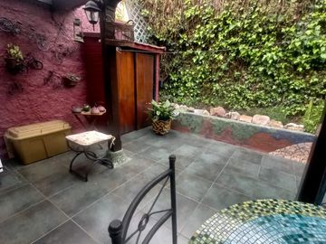 Se vende casa en comuna de La Reina en pasaje cerrado a pasos del registro civil y hospital militar.