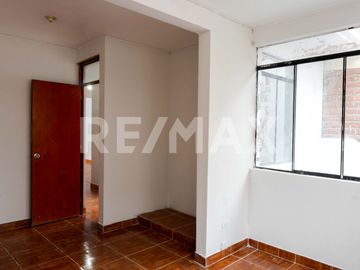 VENTA DE CASA DE 2 PISOS ALTURA DE AV. TANTAMAYO EN SAN MARTIN DE PORRES