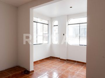 VENTA DE CASA DE 2 PISOS ALTURA DE AV. TANTAMAYO EN SAN MARTIN DE PORRES