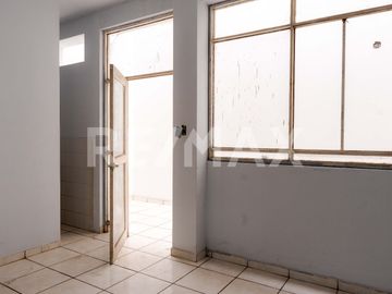 VENTA DE CASA DE 2 PISOS ALTURA DE AV. TANTAMAYO EN SAN MARTIN DE PORRES