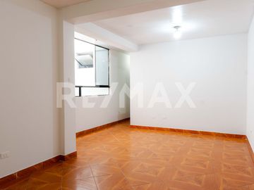 VENTA DE CASA DE 2 PISOS ALTURA DE AV. TANTAMAYO EN SAN MARTIN DE PORRES