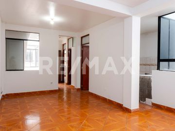 VENTA DE CASA DE 2 PISOS ALTURA DE AV. TANTAMAYO EN SAN MARTIN DE PORRES