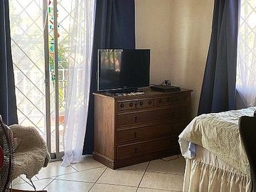 Se vende casa en comuna de La Reina de dos pisos con piscina