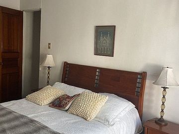 Se vende casa en comuna de La Reina de dos pisos con piscina