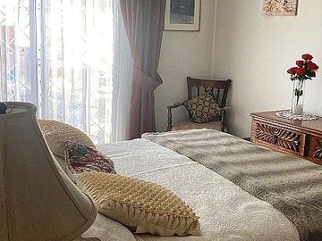 Se vende casa en comuna de La Reina de dos pisos con piscina