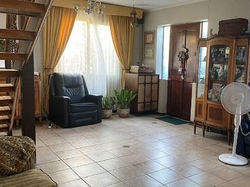 Se vende casa en comuna de La Reina de dos pisos con piscina